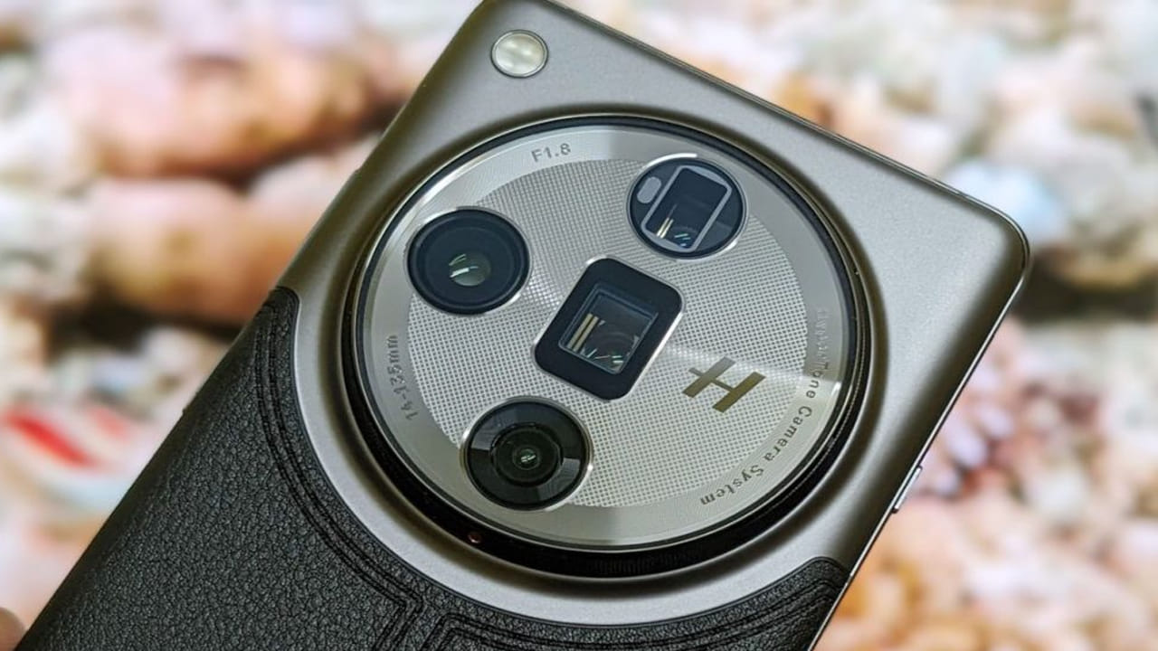  ఒప్పో ఫైండ్ X8 అల్ట్రా రెండవ స్థానంలో నిలిచింది. ఈ ఫోన్ ఐదు వేర్వేరు సెన్సార్లతో కూడిన అత్యంత అధునాతన క్వాడ్-కెమెరా సెటప్‌ను కలిగి ఉంది. ఇందులో 1-అంగుళాల 50-మెగాపిక్సెల్ ప్రైమరీ కెమెరా, 50-మెగాపిక్సెల్ అల్ట్రా-వైడ్-యాంగిల్ లెన్స్, 3x, 6x పెరిస్కోప్ టెలిఫోటో లెన్స్‌లు, డెడికేటెడ్ క్రోమా సెన్సార్ ఉన్నాయి. ఈ కెమెరా సిస్టమ్ ముఖ్యంగా దాని కలర్ ఖచ్చితత్వం, జూమ్ ఫోటోగ్రఫీకి ప్రసిద్ధి చెందింది. ఈ స్మార్ట్‌ఫోన్ భారతదేశంలో కూడా ప్రారంభించలేదు.