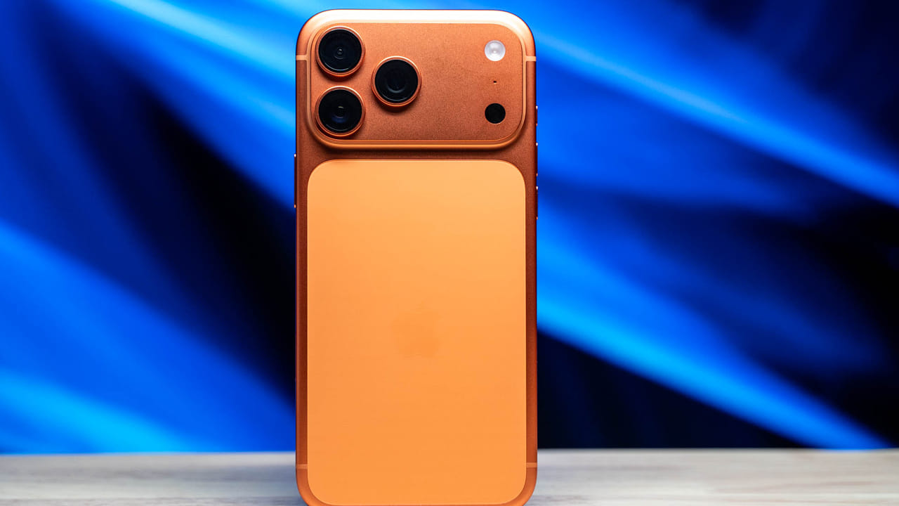  మూడవ స్థానంలో ఆపిల్ ఐఫోన్ 17 ప్రో ఉంది. ఈ ఫోన్‌లో 5x ఆప్టికల్ జూమ్ సపోర్ట్‌తో ట్రిపుల్ 48-మెగాపిక్సెల్ కెమెరా సెటప్ ఉంది. DXOMARK ప్రకారం.. వీడియో రికార్డింగ్ విషయానికి వస్తే ఐఫోన్ 17 ప్రో బలమైన పోటీదారుగా ఉంది. దీని కంప్యూటేషనల్ ఫోటోగ్రఫీ స్టిల్ ఫోటోలు, వీడియోలు రెండింటినీ మెరుగుపరుస్తుంది. భారతదేశంలో దీని ప్రారంభ ధర సుమారు రూ.1,34,900గా నివేదించింది.