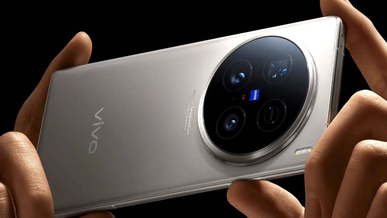  నాల్గవ స్థానంలో Vivo X200 Ultra ఉంది. ఇది ZEISS ఆప్టిక్స్‌తో కూడిన శక్తివంతమైన కెమెరా వ్యవస్థను కలిగి ఉంది. ఇందులో 35mm ప్రైమరీ లెన్స్, అల్ట్రా-వైడ్ కెమెరా, 200-మెగాపిక్సెల్ పెరిస్కోప్ టెలిఫోటో సెన్సార్ ఉన్నాయి. ఇది తక్కువ-కాంతి ఫోటోగ్రఫీని మెరుగుపరచడానికి సోనీ సెన్సార్, గింబాల్ స్టెబిలైజేషన్‌ను కూడా ఉపయోగిస్తుంది.