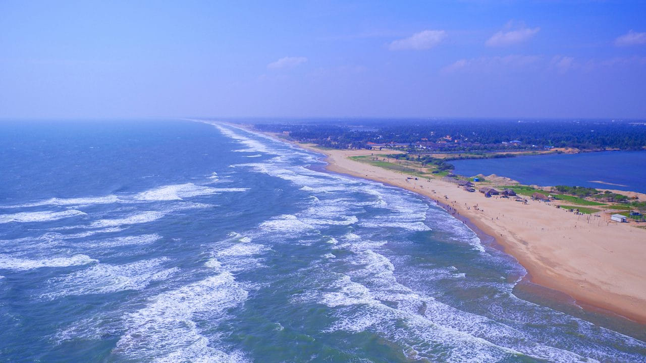 పుదుచ్చేరి : పుదుచ్చేరి కూడా జనవరిలో చూడాల్సిన బెస్ట్ ప్లేస్. చాలా మంది న్యూ ఇయర్ సమయంలో ఇక్కడికి వెళ్లి ఎంజాయ్ చేయడానికి ఇష్టపడుతుంటారు. పుదుచ్చేరిలోని బీచ్లు, గాలితో కూడిన తేలికపాటి ఎండ , మంచి వాతావరణం ఎంజాయ్ చేయడానికి అద్భుతంగా ఉంటుంది. ఇక ఇక్కడ ఫ్రెంచ్ క్వార్టర్లోని పాస్టెల్ వీధులు, బీచ్ సైడ్ కేఫ్స్, విహార ప్రదేశాలు చూసి ఎంజాయ్ చేయవచ్చును.