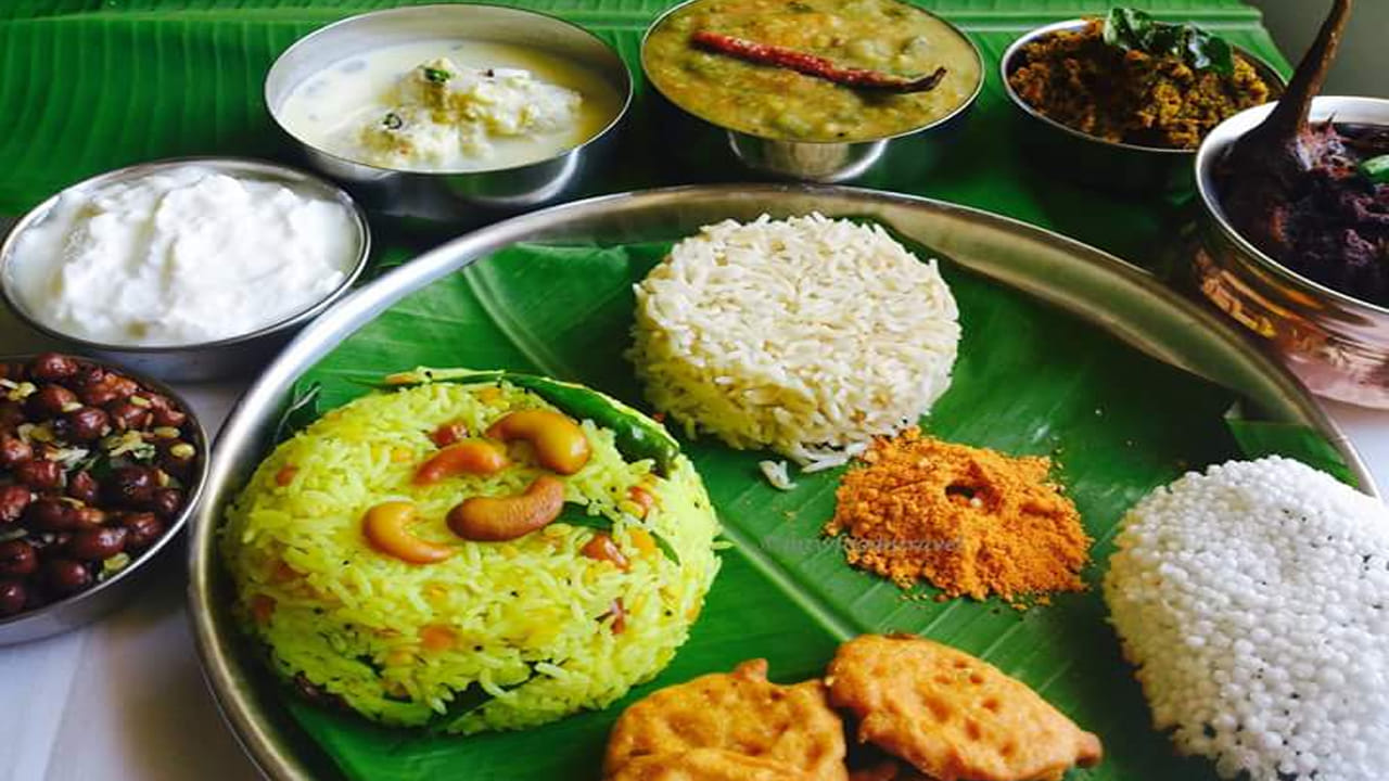 అరటి ఆకులు పెద్దగా, వెడల్పుగా ఉంటాయి. వేడి ఆహారాన్ని వాటిపై వడ్డించినప్పుడు అవి తేలికపాటి, సహజమైన వాసనను వెదజల్లుతాయి. ఇది ఆహారాన్ని మరింత సువాసనగా, రుచికరంగా చేస్తుంది. ఈ వాసన తినే వారికి ఆనందాన్ని పెంచడమే కాకుండా జీర్ణక్రియకు కూడా సహాయపడుతుంది. అరటి ఆకులలో పాలీఫెనాల్స్ అనే సహజ యాంటీఆక్సిడెంట్లు ఉంటాయి. ఇవి గ్రీన్ టీ, కొన్ని పండ్లలో కూడా కనిపిస్తాయి. వేడి ఆహారాన్ని ఆకులపై ఉంచినప్పుడు ఈ పోషకాలు ఆహారంలో కరిగిపోతాయి. వీటిల్లోని యాంటీఆక్సిడెంట్లు శరీరంలోని ఫ్రీ రాడికల్స్తో పోరాడటానికి సహాయపడతాయి. ఇది క్యాన్సర్, గుండె జబ్బులు, మధుమేహం వంటి తీవ్రమైన వ్యాధుల ప్రమాదాన్ని తగ్గిస్తుంది.