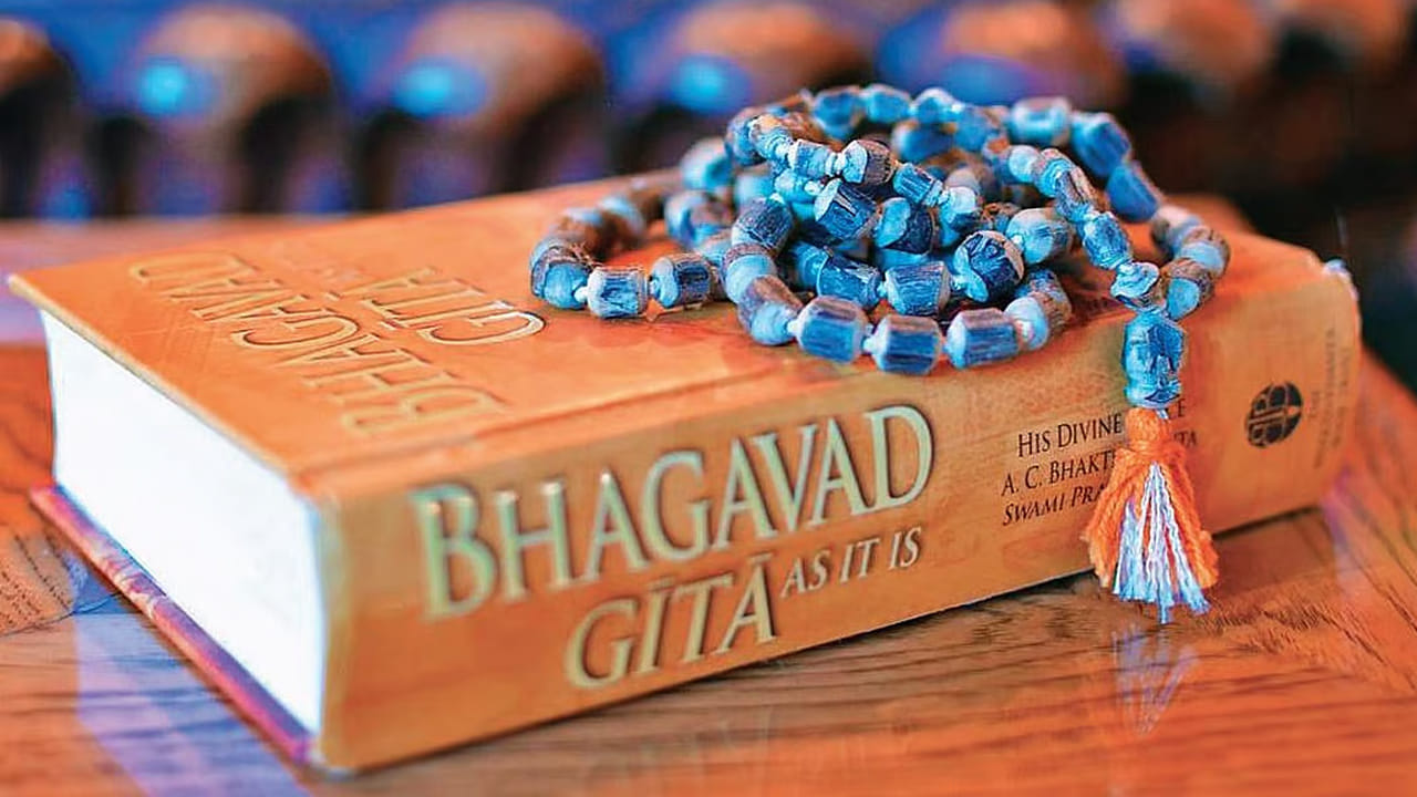 సంఖ్య 2 (ప్రశాంతంగా ఉండండి): సంఖ్య 2 వ్యక్తులు చంద్రునిచే ప్రభావితమవుతారు. వారు సున్నితంగా, సహజంగా ఉంటారు. ప్రశాంతమైన మనస్సును కొనసాగించమని గీత వారికి సలహా ఇస్తుంది. ప్రశాంతమైన మనస్సు స్పష్టతను తెస్తుంది. ఇది వారికి తెలివిగా స్పందించడానికి, వారి అంతర్గత సమతుల్యతను కాపాడుకోవడానికి సహాయపడుతుంది.