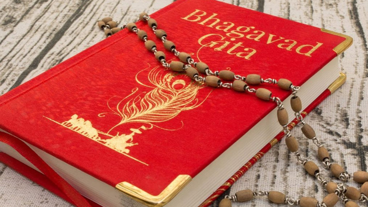 సంఖ్య 4 (మనస్సు శక్తివంతమైనది): సంఖ్య 4 రాహువుచే మార్గనిర్దేశం చేయబడుతుంది. ఈ వ్యక్తులు తరచుగా అంతర్గత సందేహాలను ఎదుర్కొంటారు. మనస్సు ఒక శక్తివంతమైన శక్తి అని గీత బోధిస్తుంది. ఇది ఒక వ్యక్తికి మద్దతు ఇవ్వగలదు లేదా పరిమితం చేయగలదు. వారు తమ ఆలోచనలను భయానికి బదులుగా అవకాశాల వైపు మళ్లించినప్పుడు, వారు నమ్మకంగా ముందుకు సాగుతారు.