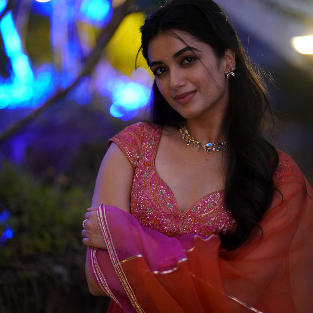 టాలీవుడ్ లో తన అందంతో కుర్రకారు గుండెల్లో బాణాలు గుచ్చిన ముద్దుగుమ్మలు చాలా మంది ఉన్నారు. వారిలో   భాగ్యశ్రీ బోర్సే ఒకరు. మాస్ మహారాజ రవితేజ హీరోగా నటించిన మిస్టర్ బచ్చన్ సినిమాతో టాలీవుడ్ కు పరిచయమైంది ఈ అమ్మడు. 