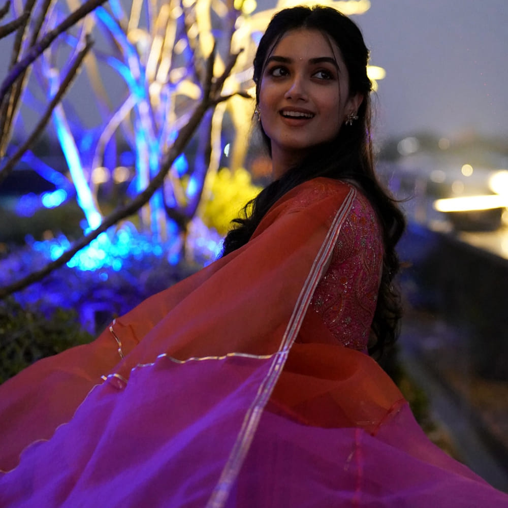 ఇప్పుడు ఈ అమ్మడు తమిళ్ స్టార్ హీరో సూర్య సినిమాలో ఛాన్స్ అందుకుందని రూమర్స్ వినిపిస్తున్నాయి. మరి ఈవార్తల్లో వాస్తవమెంత అన్నది తెలియాల్సి ఉంది. త్వరలోనే దీని పై క్లారిటీ రానుంది. 