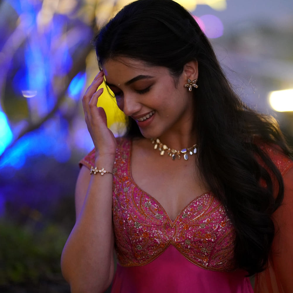 యంగ్ హీరో రామ్ పోతినేనితో కలిసి ఆంధ్రా కింగ్ తాలూకా అనే సినిమా చేసింది. ఈ సినిమా పర్లేదు అనిపించుకుంది. ఈ సినిమాలో భాగ్యశ్రీ తన అందంతో ఆకట్టుకుంది. ఆతర్వాత  దుల్కర్ సల్మాన్‌తో తమిళ-తెలుగు ద్విభాషా చిత్రం కాంతలో నటించి మెప్పించింది ఈ వయ్యారి భామ.