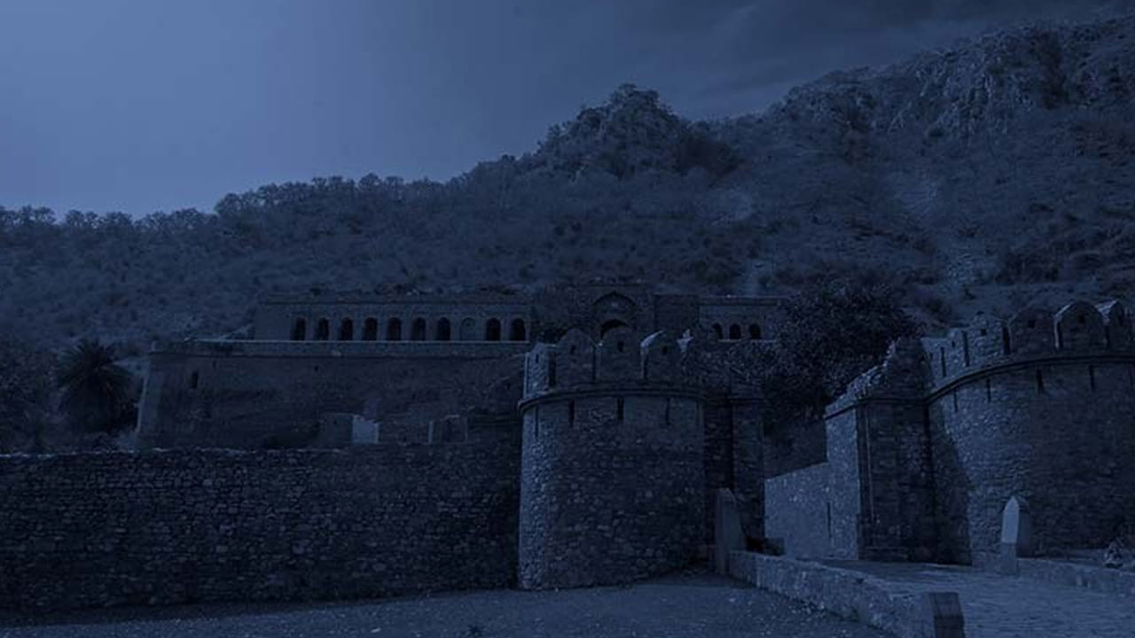 భాంగర్ కోట: ఇది రాజస్థాన్ లోని 16వ శతాబ్దపు కోట. తన ప్రేమను నెరవేర్చుకోలేకపోయిన ఒక మాంత్రికుడి శాపం కారణంగా సూర్యాస్తమయం తర్వాత బంగర్ కోట వద్ద వింత శబ్దాలు వినిపిస్తాయని స్థానికులు చెబుతున్నారు. సూర్యాస్తమయం తర్వాత కోటలోకి ప్రవేశం నిషిద్ధం. భారతదేశంలో అత్యంత భయానకమైన కోటలలో ఇది ఒకటి.