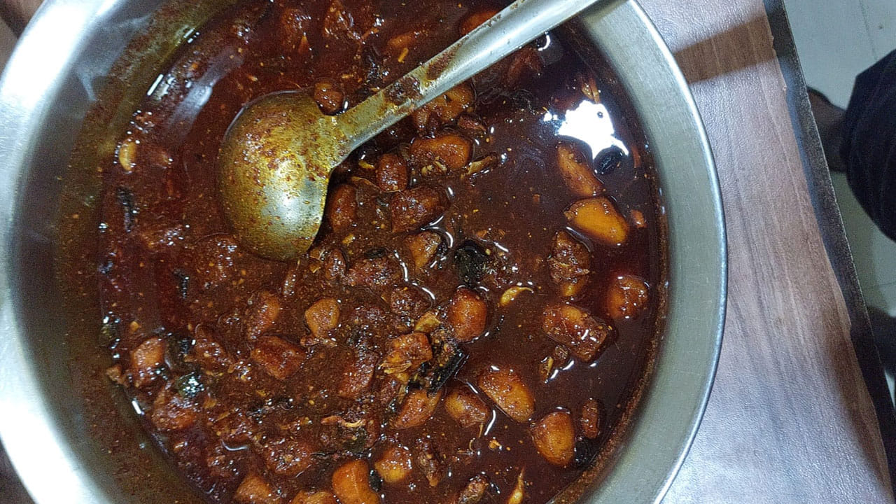 పక్కా కొలతలతో చికెన్ పచ్చడి చేసుకుంటే రెండు నెలలు పైనే నిల్వ ఉంటుంది. చికెన్ పచ్చడి  చేయాలంటే ప్రత్యేక పద్ధతి ఉందంటున్నారు భీమవరం కు చెందిన సాయి తేజ నాన్ వెజ్ పికిల్స్ నిర్వాహకులు శివప్రసాదరాజు. చికెన్ పచ్చడి తయారీ విధానాన్ని వివరించారు. 