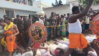 Andhra: వారు తొక్కితే రోగాలన్నీ మటుమాయం..! కాలి స్పర్శ తగిలితే సంతాన భాగ్యం..!