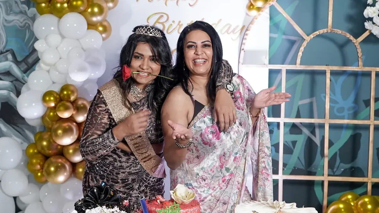 తెలుగు సినిమాల్లో క్యారెక్టర్ ఆర్టిస్ట్గా తనకంటూ ఓ మంచి గుర్తింపు తెచ్చుకుంది జ్యోతి. ఎక్కువగా గ్లామరస్ రోల్స్ కే పరిమితమైనా తనకంటూ ప్రత్యేకమైన ఫ్యాన్ ఫాలోయింగ్ సొంతం చేసుకుంది