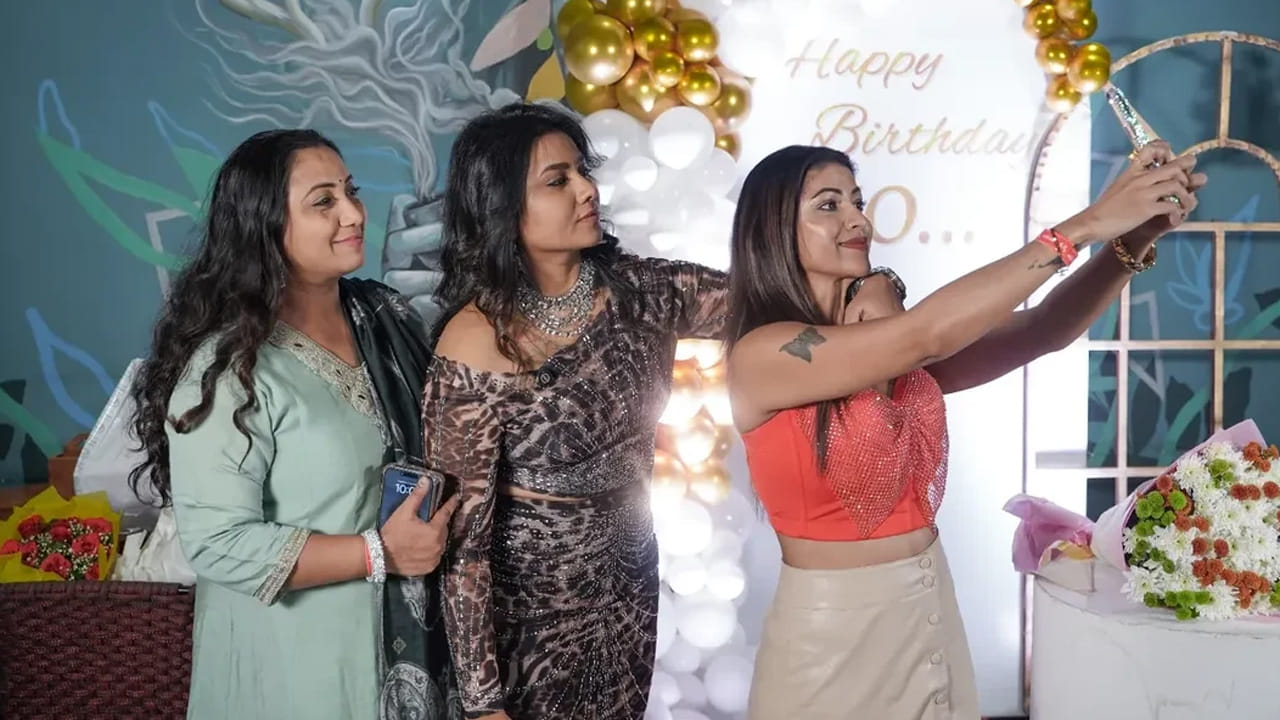 ప్రస్తుతం జ్యోతి పుట్టిన రోజు వేడుకలకు సంబంధించిన ఫొటోలు నెట్టింట బాగా వైరలవుతున్నాయి. వీటిని చూసిన నెటిజన్లు క్రేజీ కామెంట్స్ చేస్తున్నారు.