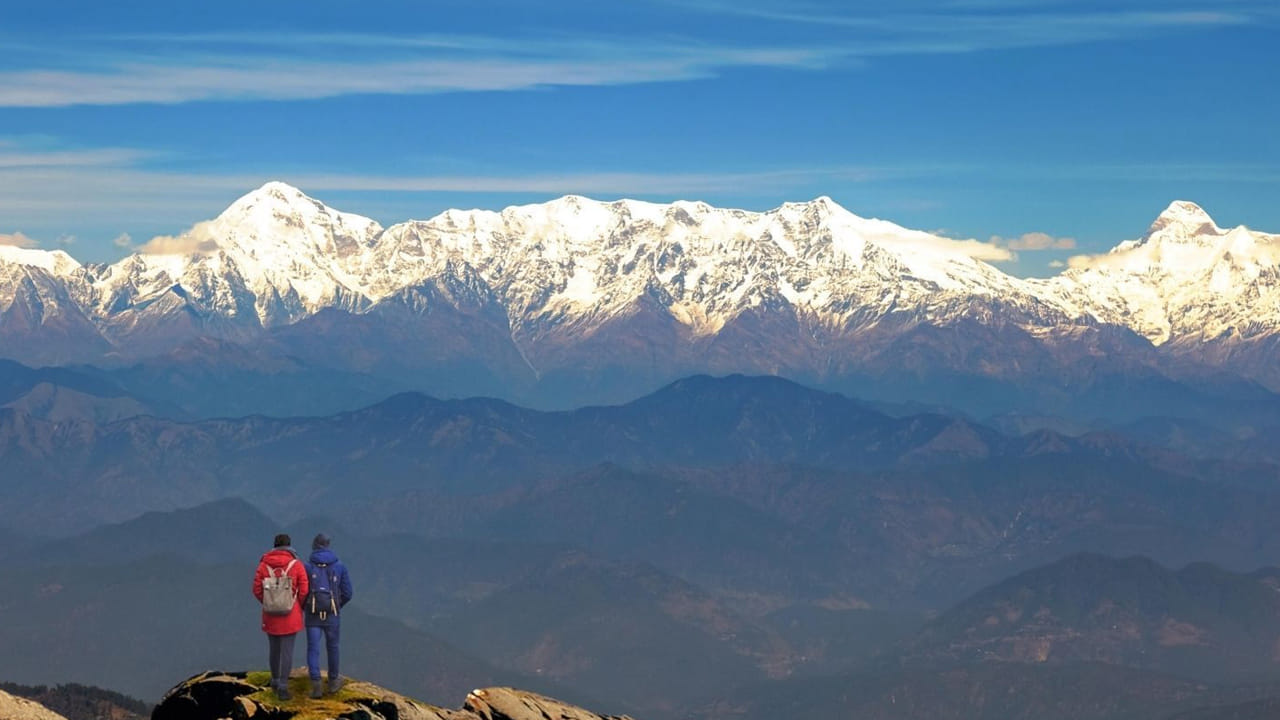 బిన్సార్, ఉత్తరాఖండ్:  వన్యప్రాణుల అభయారణ్యం లోపల ఉన్న బిన్సార్ దట్టమైన ఓక్ మరియు రోడోడెండ్రాన్ అడవులు మరియు విశాలమైన హిమాలయ దృశ్యాలకు ప్రసిద్ధి చెందింది. ఇది పక్షులను వీక్షించడానికి, అటవీ నడకలకు మరియు ప్రశాంతమైన బసలకు అనువైనది. మంచు కోసం బిన్సార్ సందర్శించడానికి డిసెంబర్ నుండి ఫిబ్రవరి వరకు ఉత్తమ సమయం.