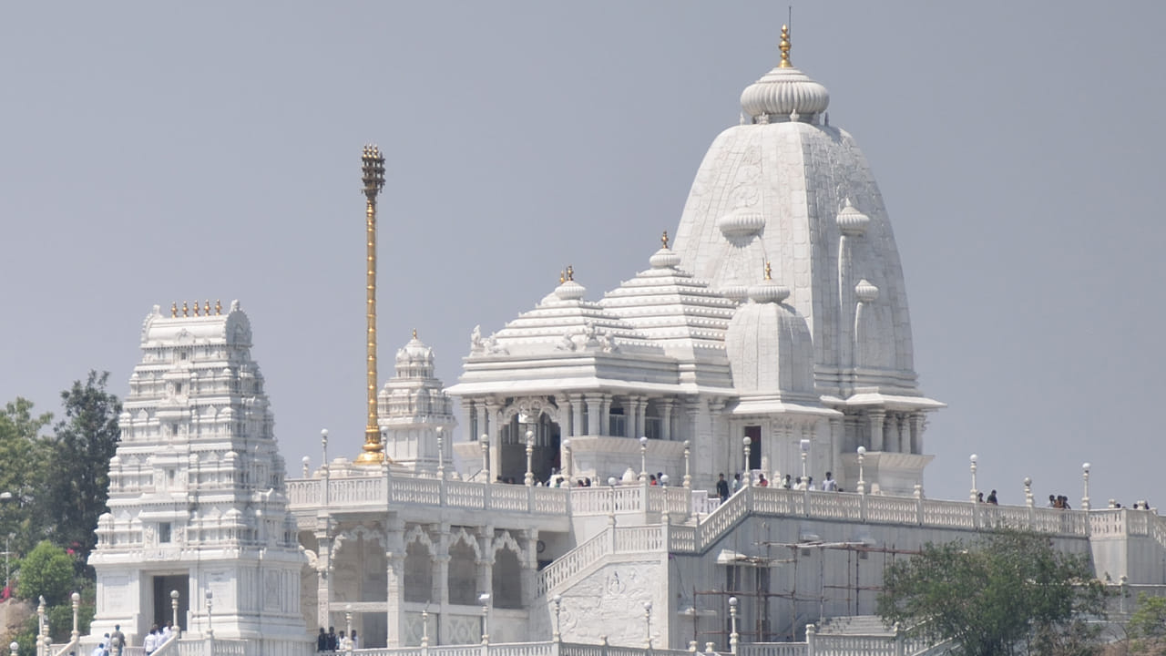 ముందుగా బిర్లా మందిర్‌ దర్శనం చేసుకొని తర్వాత చార్మినార్, మక్కా మసీదుల చుసిన తర్వాత లాల్ బజార్‌లో షాపింగ్కి కాస్త టైమ్ ఇస్తారు. అనంతరం హైదరాబాద్ ఫేమస్ సాలార్‌జంగ్ మ్యూజియం సందర్శన తర్వాత లంచ్ బ్రేక్ తర్వాత నిజాం మ్యూజియం చూస్తారు.