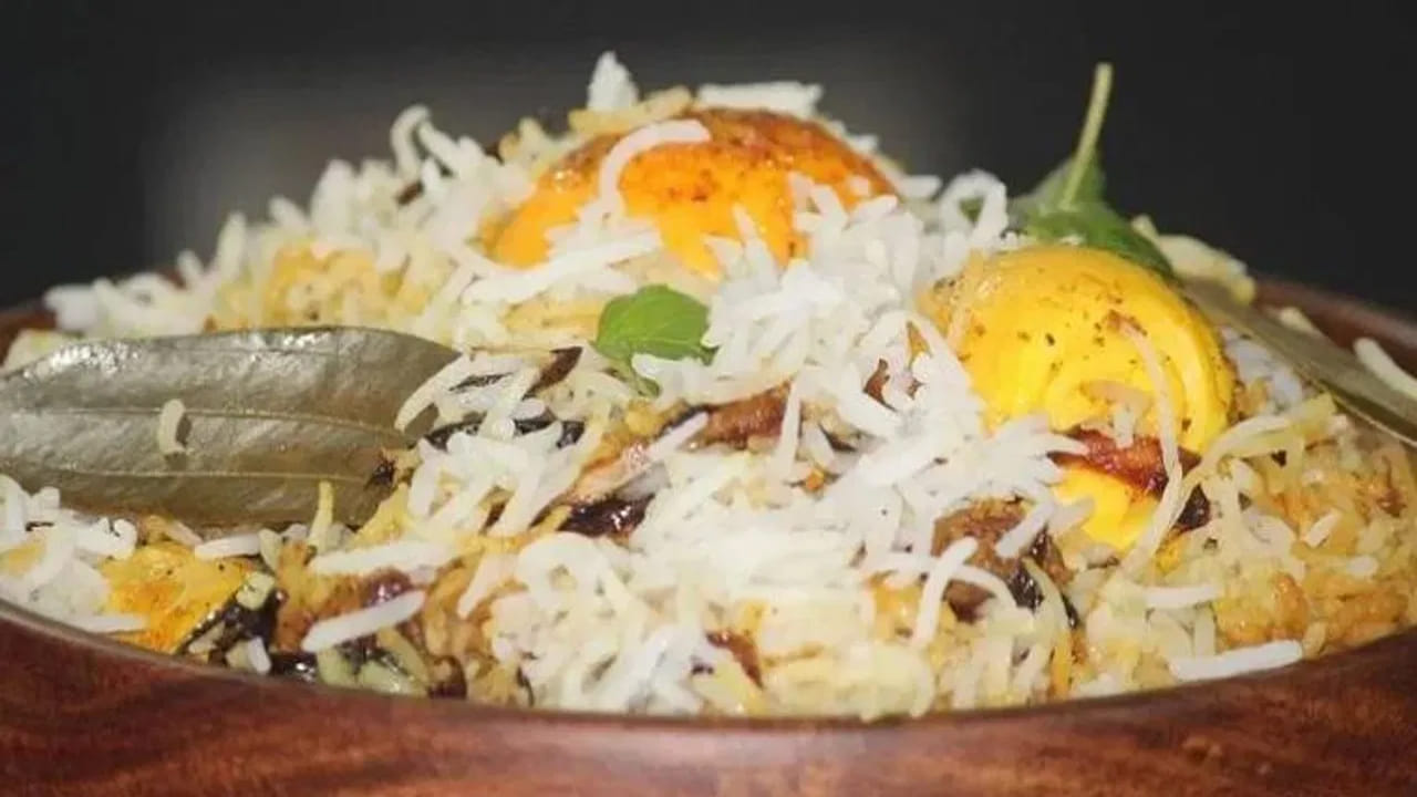 అయితే ఈ చర్చను కాసేపు పక్కన పెడితే, బిర్యానీకి ఉపయోగించే మసాలాలు వెజ్ లేదా నాన్-వెజ్ అనే సందేహం చాలా మందికి ఉంటుంది. మీరు ఎప్పుడైనా ఈ ప్రశ్న గురించి ఆలోచించారా? ఈ ప్రశ్నకు ఇక్కడ సమాధానం తెలుసుకుందాం..