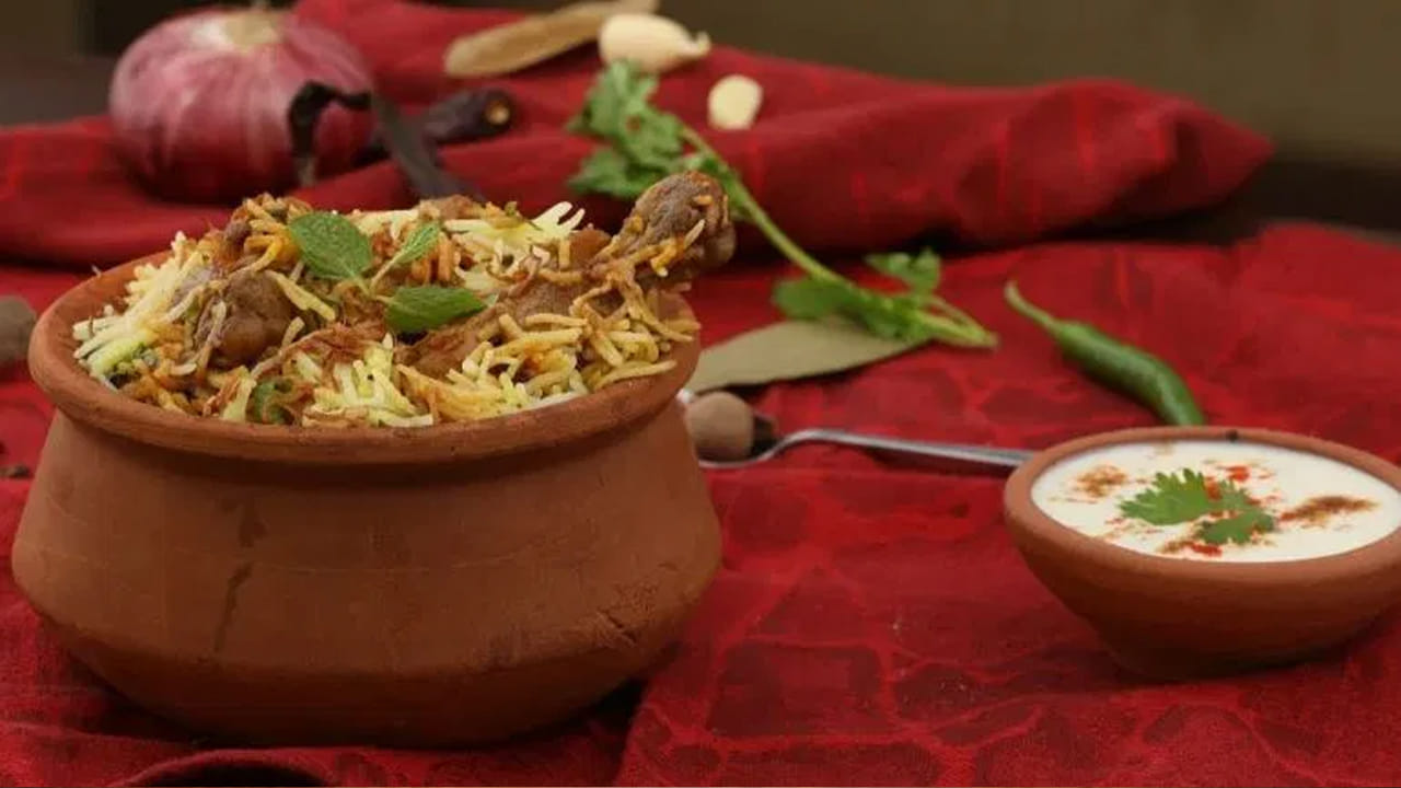 బిర్యానీ మసాలా తయారీలో వివిధ రకాల పదార్థాలను ఉపయోగిస్తారు. వీటిలో నల్ల మిరియాలు, కొత్తిమీర, లవంగాలు, దాల్చిన చెక్క, యాలకులు, జాజికాయ, బే ఆకులు, జీలకర్ర ఇతర పదార్థాలు ఉన్నాయి. ఈ పదార్థాలన్నింటినీ రుబ్బుకుని మసాలా తయారు చేస్తారు.