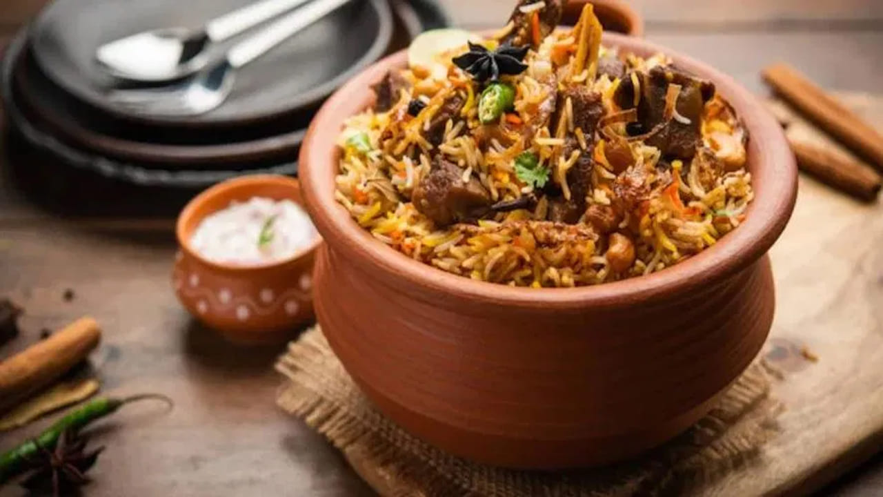 బిర్యానీలో ఉపయోగించే సుగంధ ద్రవ్యాలు అన్ని వెజ్ పదార్థాల నుంచే తయారవుతాయి. అందుకే బిర్యానీ మసాలా కూడా వెజ్. మీరు శాఖాహారులు అయినప్పటికీ, ఈ బిర్యానీ మసాలాను ఉపయోగించవచ్చు.