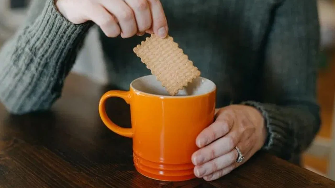 టీ మొదట చైనా నుంచి బ్రిటన్‌కు వచ్చింది. ఆ తర్వాత టీతో బిస్కెట్లు తినే సంప్రదాయం బ్రిటన్‌లో ప్రారంభమైంది. టీతో బిస్కెట్లు వడ్డించే సంప్రదాయం భారత్‌తోపాటు బ్రిటన్‌లోనూ చాలా కాలంగా కొనసాగుతోంది.