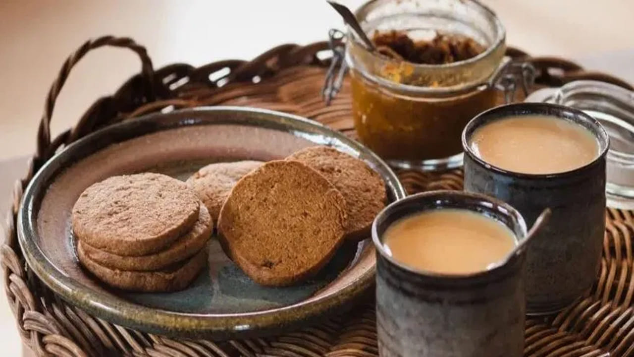 టీతో బిస్కెట్లను ఆస్వాదించడం మనలో చాలా మందికి అలవాటు. నిజానికి ఈ కాంబినేషన్‌ బ్రిటిష్ వారితో ముడిపడి ఉంది. బ్రిటన్‌లో బిస్కెట్లను టీతో తేలికపాటి చిరుతిండిగా తింటారు. 