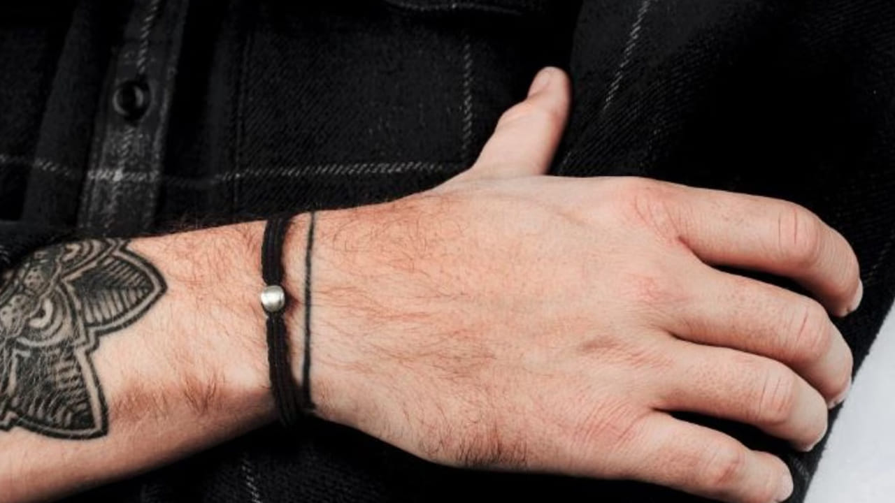 ఎవరి జాతకంలో అయితే శని గ్రహం బలహీనంగా ఉంటాడో వారు  నలుపు రంగు ధరిస్తే అనేక సమస్యలు ఎదుర్కోవాల్సి వస్తుందంట. నలుపు రంగు అనేది వారి జాతకంలో అనేక ప్రతికూల ఫలితాలను ఇస్తుందంట. అందుకే శని బలహీనంగా ఉన్న వారు అస్సలే నలుపు రంగు ధరించకూడదు, ముఖ్యంగా, నల్లటి దారం కూడా కాలికి కట్టుకోవడం శుభకరం కాదంట.జ్యోతిష్య శాస్త్ర పండితుల ప్రకారం, ముఖ్యంగా రెండు రాశుల వారు నలుపు రంగు ధరించడం మంచిది కాదంట. ఇంతకీ ఆ రాశులు ఏవి అంటే? 