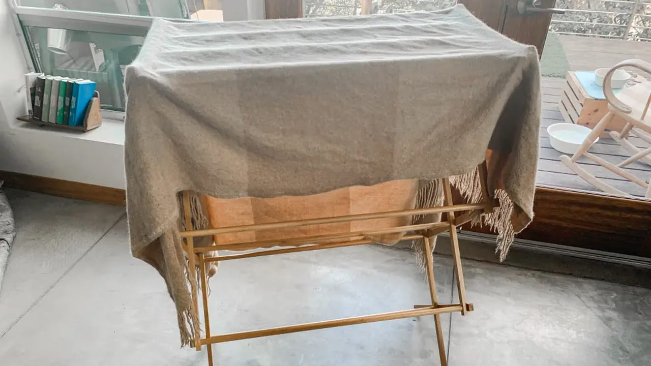 ఎలా పిండి ఆరబెట్టాలి: దుప్పటిలోని మురికిని తొలగించినట్లే, దుప్పటిని కడిగి, పిండడం అతిపెద్ద పని. మీరు పెద్ద దుప్పట్లను చేతితో పిండలేరు, ఎందుకంటే అది మీ చేతులకు చాలా బాధ కలిగిస్తుంది. కాబట్టి, దానిని నీటిలో బాగా కడిగి, బాత్రూంలో ఒక పెద్ద గోడ లేదా పైపుపై వేలాడదీయండి. ఒక గంటలో, దుప్పటిలోని అదనపు నీరు పూర్తిగా పోతుంది. దాని బరువు కూడా కొంచెం తగ్గుతుంది. ఆ తర్వాత, మీరు దానిని సాధారణ డ్రైయింగ్ రాక్‌పై ఆరబెట్టి స్టోర్ చేయవచ్చు.