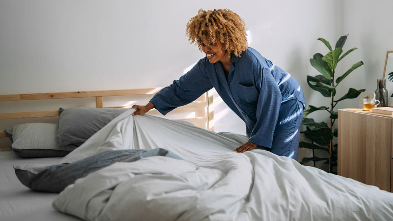 దుప్పట్లను ఎన్నిసార్లు ఉతకాలి?:  మనం వేసుకునే దుస్తులను రోజుకు ఒకటి లేదా రెండుసార్లు ఉతుకుతాము, కానీ మనం ప్రతిరోజూ ఉపయోగించే తువ్వాళ్లు, దుప్పట్లను అప్పుడప్పుడు మాత్రమే ఉతుకుతాము, ఇది చాలా చాలా తప్పు పని. బెడ్ షీట్లను కనీసం వారానికి ఒకసారి ఉతకాలి, ఇతర బెడ్ షీట్లను మార్చాలి, దిండు కవర్లను కూడా వారానికి ఒకసారి ఉతకాలి.  దుప్పట్లను కనీసం నెలకు ఒకసారి ఉతికి, ఎండలో బాగా ఆరబెట్టి, తరువాత ఉపయోగించాలి.