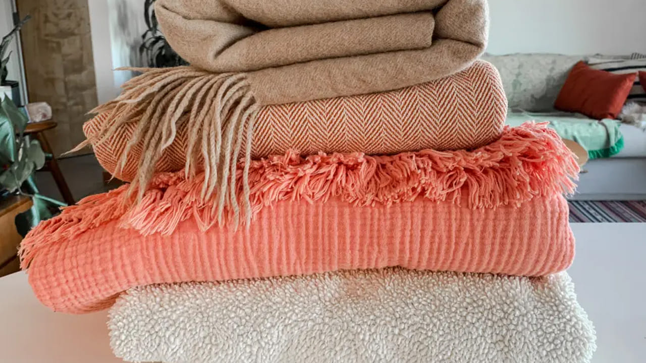 బరువైన దుప్పట్లను సులభమైన మార్గంలో ఎలా ఉతకాలి: దీని కోసం ఒక పెద్ద, వెడల్పు గల టబ్, మరిగించిన నీళ్లు, డిటర్జెంట్ పౌడర్ - అవసరమైన పరిమాణం,షాంపూ ప్యాకెట్ - 5 కావాలి. ఈ నాలుగు వస్తువులు మాత్రమే సరిపోతాయి. మీరు ఎటువంటి మానవీయ జోక్యం లేకుండా ఏ పెద్ద దుప్పటినైనా సులభంగా ఉతకవచ్చు. కొంచెం మురికి కూడా ఉండదు. అది కొత్త దుప్పటిలా మెరుస్తుంది.