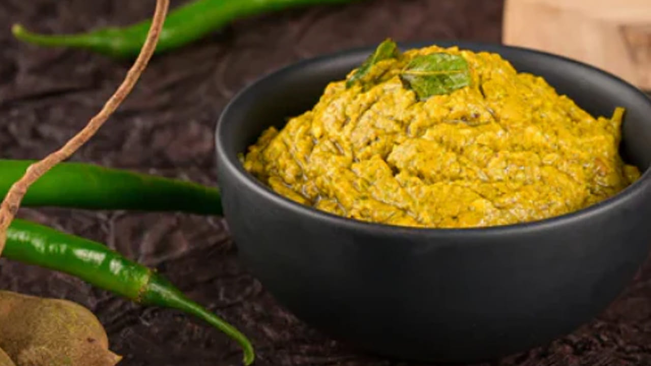 చింతకాయ పచ్చడి తయారు చేయడానికి  అరికిలో పచ్చి చింతకాయలు, అయిదు పచ్చి మిర్చి, ఒక కప్పు కొత్తిమీర తరుము, ఒక స్పూను జీలకర్ర, ఒక స్పూను బెల్లం తరుగు, ఒక స్పూను ఆవాలు, ఒక స్పూను మినపప్పు,  ఆరు ఎండుమిరప కాయలు,  గుప్పెడు కరివేపాకులు,  అర స్పూను పసుపు, రుచికి సరిపడా ఉప్పు, గుప్పెడు వెల్లుల్లి రెబ్బలు  కావాల్సిన పదార్థాలు.