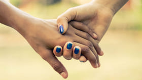 ఫ్రెండ్‌తో రూమ్‌లో ఏకాతంగా యువతి.. తండ్రి రాకతో!