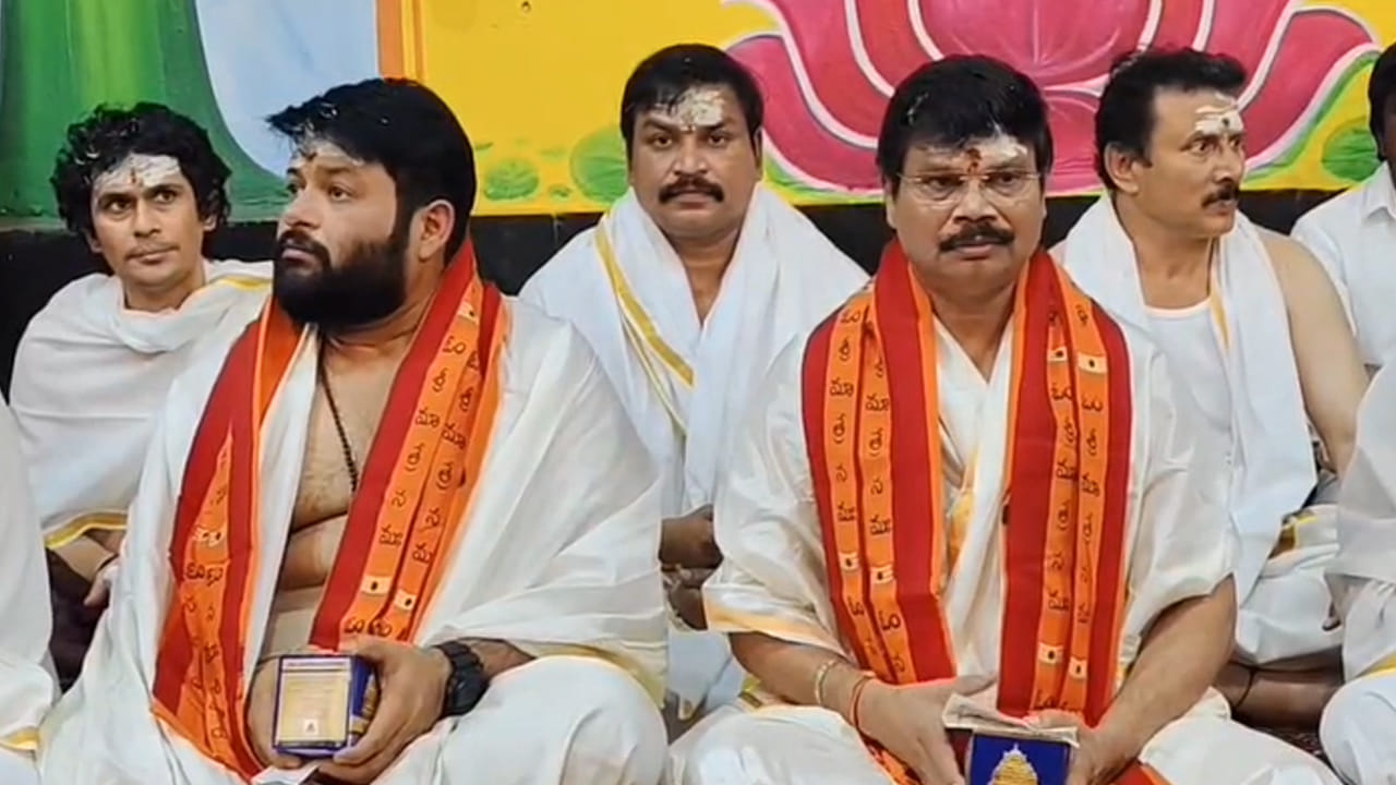 Akhanda 2: శ్రీశైల ఆలయంలో అఖండ 2 చిత్రయూనిట్.. బోయపాటి శ్రీను, తమన్ ప్రత్యేక పూజలు..