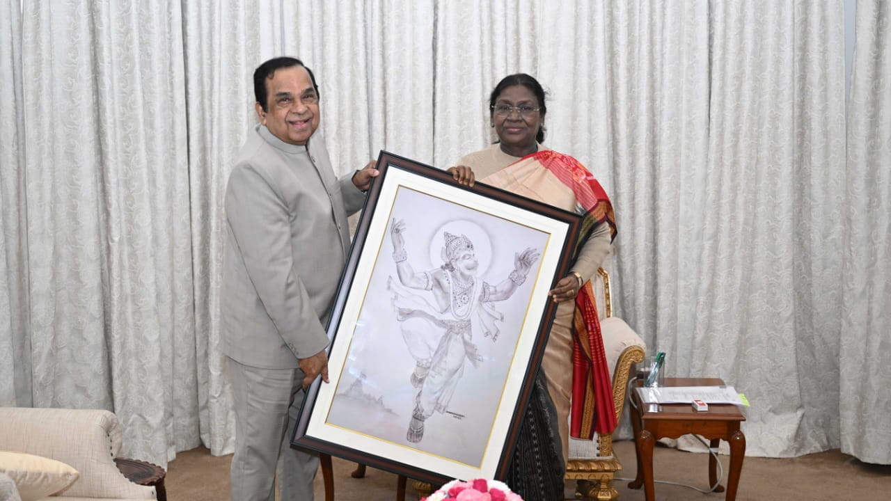 Brahmanandam: రాష్ట్రపతిని కలిసిన హాస్యబ్రహ్మా.. ఆంజనేయ స్వామి చిత్రాన్ని బహుమతి ఇచ్చిన బ్రహ్మానందం..
