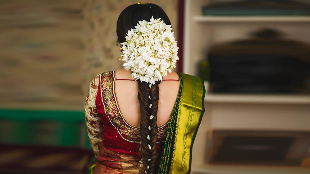 జుట్టు చివర్లు చీలిపోవడాన్ని తగ్గిస్తుంది: రోజువారీ కాలుష్యం, ఎండతో సహా వేడికి ఎక్కువగా గురికావడం వల్ల జుట్టు గరుకుగా మారుతుంది. దీంతో జుట్టు చివర్లు చీలిపోతాయి. బహుళ హెయిర్ స్టైలింగ్ రొటీన్లు కూడా చివర్లు దెబ్బతినడానికి దారితీయవచ్చు. కాబట్టి జడ వేసుకోవడం వాళ్ళ జుట్టు పోషణ లభించి చివర్లు చీలిపోవడం దూరం అవుతుంది.