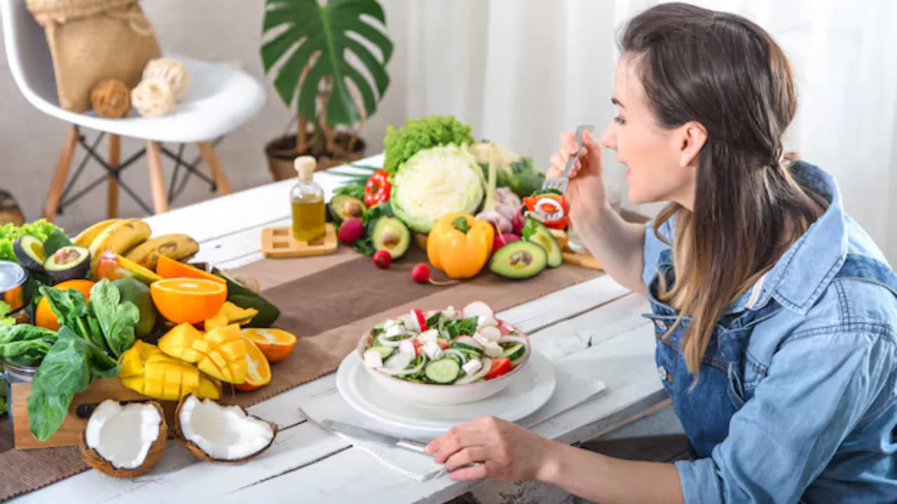 బ్రేక్ ఫాస్ట్ ఎందుకు ముఖ్యం: రాత్రి భోజనం తర్వాత దాదాపు 8 నుండి 10 గంటల పాటు మన శరీరం ఆహారం లేకుండా ఉంటుంది. నిద్ర లేచిన తర్వాత శరీరానికి, మెదడుకు తక్షణ శక్తి అవసరం. ఉదయాన్నే అల్పాహారం తీసుకోవడం ద్వారా శరీరానికి అవసరమైన పోషకాలు అందుతాయి. దీనిని దాటవేయడం వల్ల శరీర పనితీరు మందగించి, దీర్ఘకాలిక అనారోగ్య సమస్యలకు దారితీస్తుంది.
