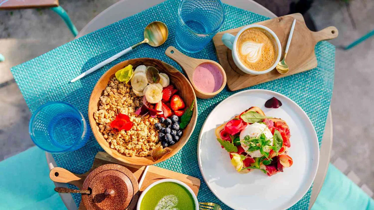 మెటబాలిజం మందగించడం: ఆహారం లేకపోవడం వల్ల జీవక్రియ నెమ్మదిస్తుంది. దీనివల్ల శరీరంలో కేలరీలు తక్కువగా బర్న్ అయ్యి, కొవ్వు రూపంలో నిల్వ చేరతాయి. ఫలితంగా బరువు తగ్గడానికి బదులు మరింత పెరుగుతారు.
