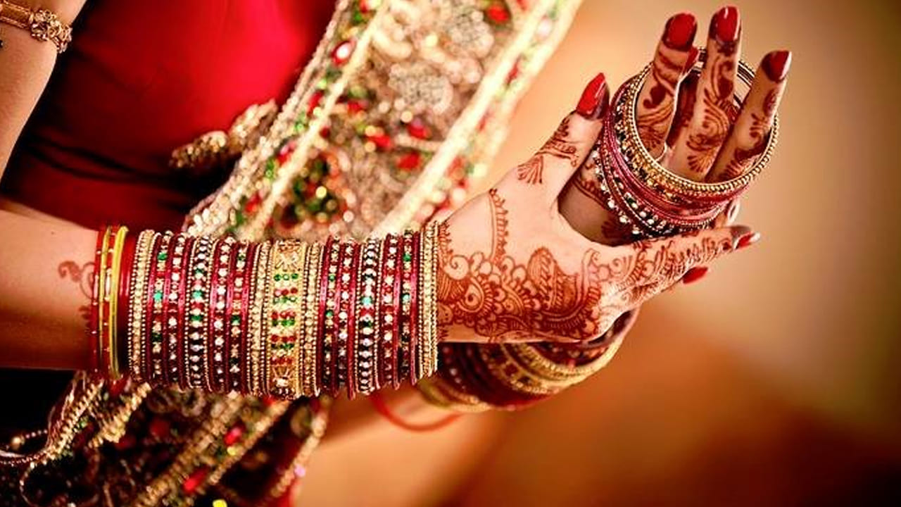 అమ్మవారి పూజల్లో పసుపు, కుంకుమలతోపాటు గాజులను కూడా ఉంచి పూజించడం మన ఆచారం. ముత్తయిదువులకు గాజులిచ్చి గౌరవించే సాంప్రదాయం మనది. పుట్టింటి వారు ఇచ్చే గాజులకు ఎంతో విలువ ఇస్తుంది భారతీయ మహిళ. ఇలా స్త్రీ జీవితంలో గాజులు ప్రత్యేక స్థానాన్ని సంపాదించుకున్నాయి. స్త్రీకి గాజులు అందం ఆరోగ్యమే కాదు.. అనేక విలువతో కూడిన జాగ్రత్తలను నేర్పుతుంది. మన సంప్రదాయాలను చాదస్తం అనకుండా తరచిచూస్తే ఎన్నో ఆరోగ్య ప్రయాజనాలు కలిగి ఉంటాయి. వీటిని భావితరాలకు అందించాల్సిన బాధ్యత నేటి తరం తల్లిదండ్రులదే.