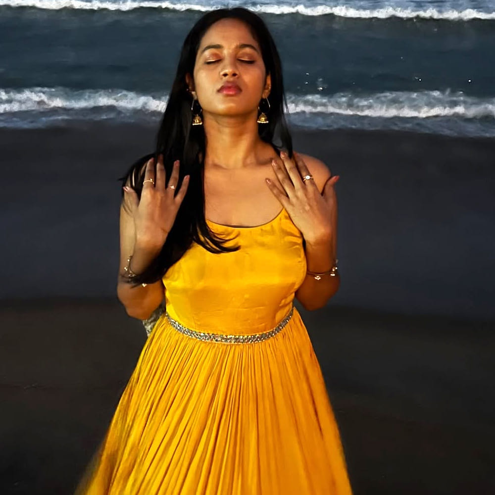  ఇరవిన్ నిజాల్ అనే సినిమాలో నటించింది బ్రిగిడా సాగ. ఈ సినిమాలో నగ్నంగా నటించి షాక్ ఇచ్చింది. ఇందులో చిలకమ్మ అనే పాత్ర పోషించింది.బ్యూటీ చాలా ఫెవరెట్ హీరోయిన్.. కుర్రాళ్ళ డ్రీమ్ గర్ల్.. అందం కంటే ఆమె చాలా చూడముచ్చటగా ఉంటుంది.