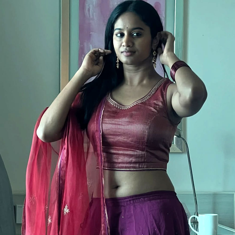 మొఖంలో భలే కళ ఉంటుంది. ఈ అమ్మడు సిందూరం అనే సినిమాతో తెలుగులోకి అడుగుపెట్టింది. ఈ సినిమా పర్లేదు అనిపించుకుంది. ఇక ఈ అమ్మడు సోషల్ మీడియాలో చాలా యాక్టివ్ గా ఉంటుంది. ఈ బ్యూటీ షేర్ చేసే ఫోటోలు అభిమానులు ఆకట్టుకుంటున్నాయి.