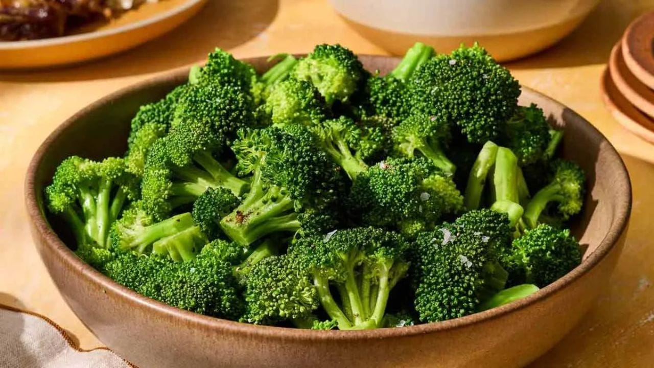 బ్రోకలీ: బ్రోకలీలో గ్లూకోరాఫనిన్ ఉంటుంది, ఇది దాని శోథ నిరోధక, కీమోప్రొటెక్టివ్ ప్రభావాల కోసం అధ్యయనం చేయబడిన సమ్మేళనం. ఇది సల్ఫోరాఫేన్గా మారడానికి మైరోసినేస్ అనే ఎంజైమ్ అవసరం, ఇది పచ్చి బ్రోకలీలో ఉంటుంది. కానీ దీన్ని ఉడికించడం ద్వారా అది తొలగిపోతుంది. కాబట్టి దీన్ని పచ్చిగా తినడమే ఉత్తమం.