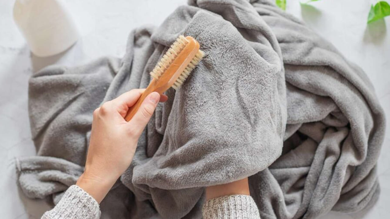 బ్రష్ తో స్క్రబ్ చేయండి: మూడు గంటల తర్వాత తడిసిన దుప్పట్లను బయటకు తీస్తే, నీళ్ళు, మురికి అన్నీ బయటకు వస్తాయి. దుప్పటి కొంతవరకు శుభ్రంగా ఉంటుంది. అక్కడక్కడ మరకలు ఉంటాయి. మురికి ఉందని మీరు అనుకుంటే, లాండ్రీ బ్రష్‌తో మురికిగా ఉన్న ప్రాంతాలను తేలికగా రుద్దండి.