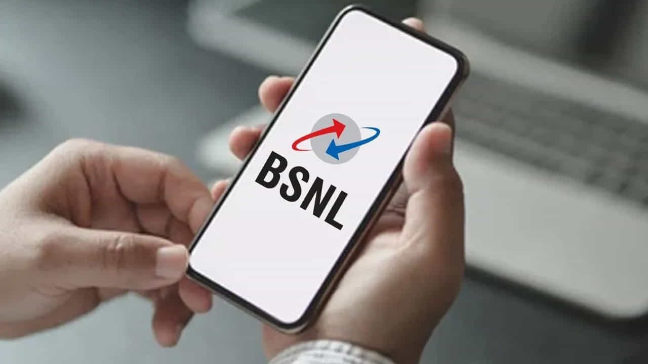 కవచ్ నంబర్ ఎలా పొందాలి?: BSNL ఈ ఫీచర్ను చాలా సులభంగా ఉపయోగించేలా రూపొందించింది. కవచ్ నంబర్ పొందడానికి ఈ దశలను అనుసరించాలి. ముందుగా స్మార్ట్ఫోన్లో BSNL Self Care యాప్ను డౌన్లోడ్ చేయాలి. యాప్లో లాగిన్ అయిన తర్వాత Kavach Number ఆప్షన్ను ఎంపిక చేయాలి. అక్కడ నుంచి తాత్కాలిక నంబర్ను జనరేట్ చేసుకోవచ్చు. ఈ నంబర్ SMS రూపంలో కూడా పొందవచ్చు. అలాగే ఈ ఫీచర్కు సంబంధించిన పూర్తి వివరాలు BSNL అధికారిక వెబ్సైట్లో కూడా అందుబాటులో ఉన్నాయని బీఎస్ఎన్ఎల్ తెలిపింది.