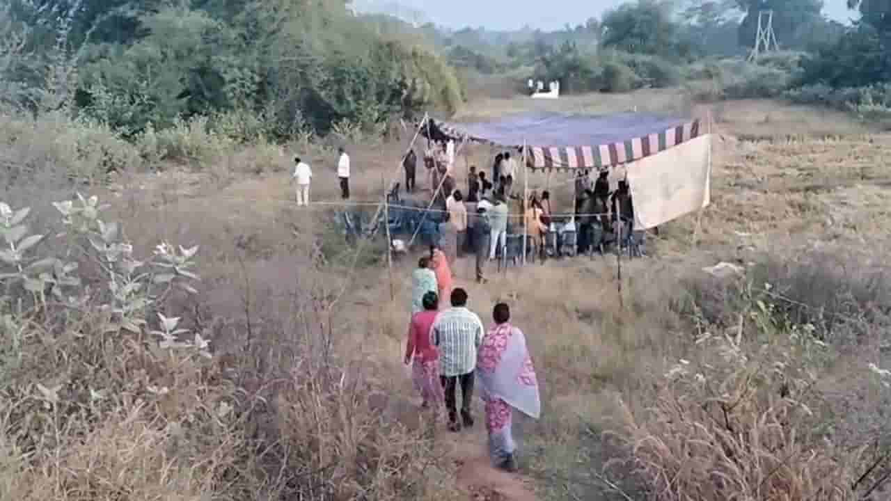 Telangana: గర్భిణీ శవాన్ని అడ్డుకున్న గ్రామ పెద్దలు.. చలిలో ఊరి బయటే అంత్యక్రియలు..!