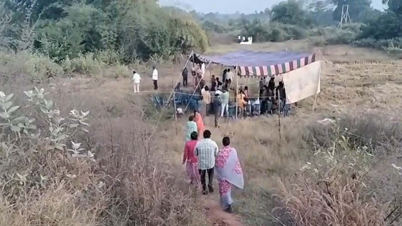 Telangana: గర్భిణీ శవాన్ని అడ్డుకున్న గ్రామ పెద్దలు.. చలిలో ఊరి బయటే అంత్యక్రియలు..!