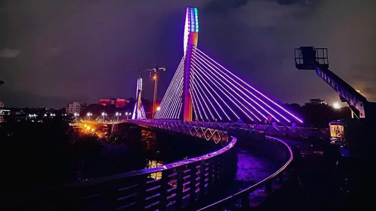 ఈ వన్ టూర్ ప్యాకేజీని https://tourism.telangana.gov.in/package/hyderabadcitytour లింకుపై క్లిక్ క్లిక్ చేసి బుక్ చెయ్యవచ్చు.ఈ ప్యాకేజీ ప్రతిరోజూ అందుబాటులో ఉంటుంది. హైదరాబాద్ టూర్ కోసం వచ్చిన వాళ్ళకి, బడ్జెట్ టూర్ ప్లాన్ చేసుకొనే వీరికి ఇది బెస్ట్ అనే చెప్పాలి.