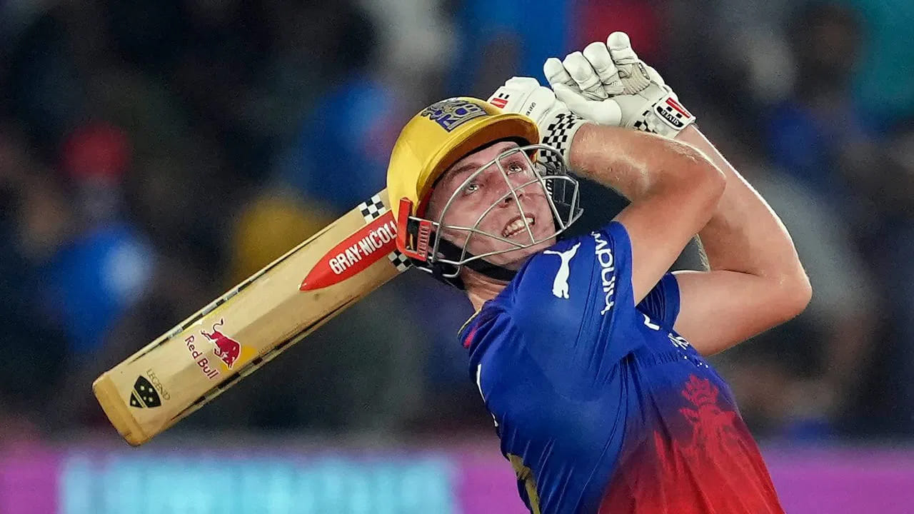 మూడో స్థానంలో ఆస్ట్రేలియా స్టార్ ఆల్ రౌండర్ కామెరాన్ గ్రీన్ ఉన్నాడు, అతను తనను తాను బ్యాట్స్మన్గా మాత్రమే నమోదు చేసుకున్నాడు. మూడు సీజన్ల క్రితం ఐపీఎల్లో రూ. 17.50 కోట్లకు అమ్ముడైన గ్రీన్, గాయం కారణంగా గత సంవత్సరం మెగా వేలానికి దూరమయ్యాడు. అయితే, ఈసారి అతను రూ. 2 కోట్ల బేస్ ప్రైస్తో పోటీలో ఉన్నాడు. అతను అత్యంత ఖరీదైన ఆటగాడిగా కూడా నిరూపించుకుంటాడని ఖచ్చితంగా అనిపిస్తుంది.