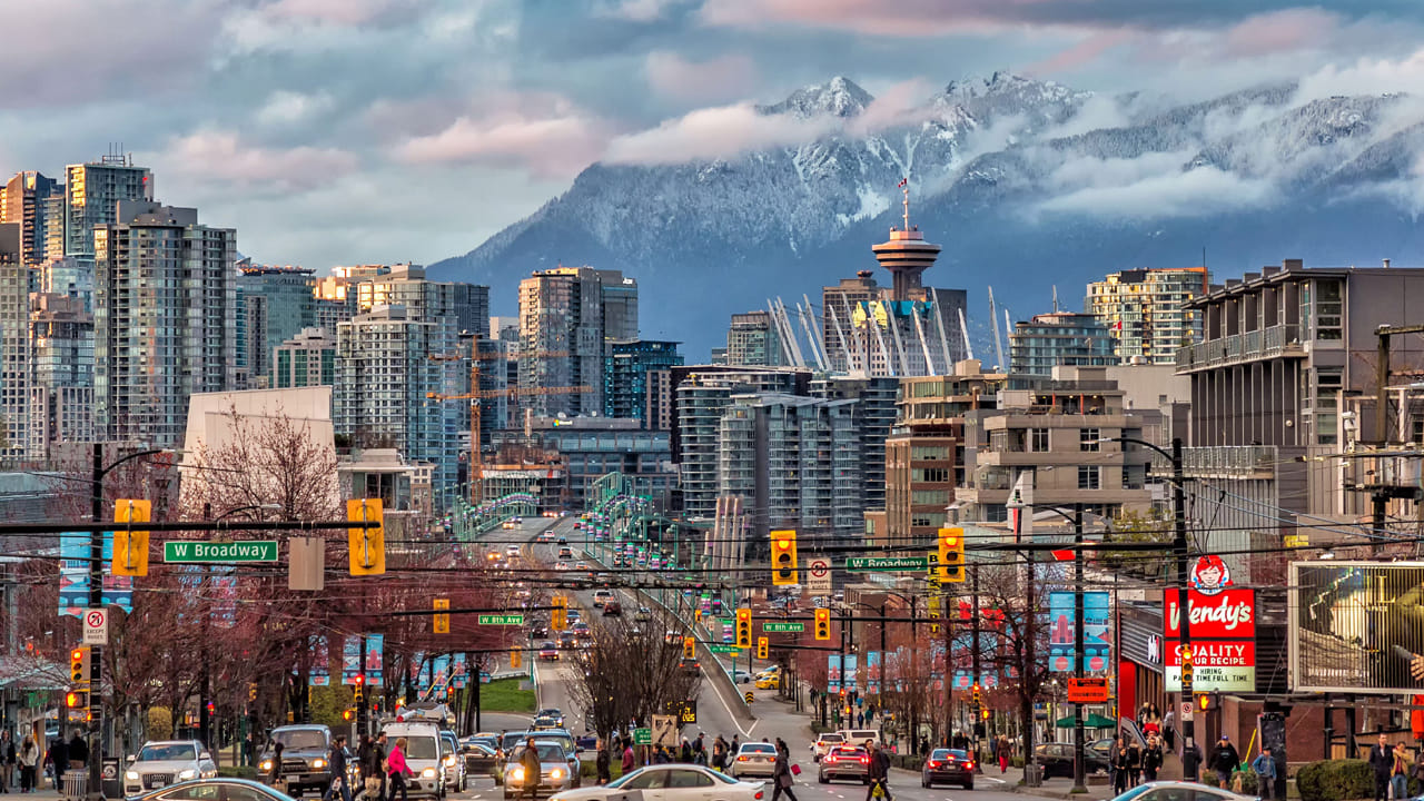 కెన‌డా: కెనడాలోని యుకోన్‌లో ఏడాది పొడ‌వునా మంచు కురుస్తూనే ఉంటుంది. అయితే 50 రోజులు మాత్రం వేస‌వి కాలం ఉంటుంది. ఈ కాలంలో అర్ధ‌రాత్రి కూడా సూర్యుడు ఉద‌యిస్తూనే ఉంటాడు. అందుకే ఆ 50 రోజుల్లో అనేక పండుగ‌లు, ఉత్స‌వాలు నిర్వ‌హిస్తారు అక్కడి వారు. ఇందులో భాగంగానే ప్ర‌తి ఏటా జూలై మ‌ధ్య‌లో గ్రేట్ నార్త‌ర్న్ ఫెస్టివ‌ల్ కూడా జ‌రుపుకుంటారు. గోల్ఫ్ ఈవెంట్లు కూడా నిర్వ‌హిస్తారు. చ‌లికాలంలో మాత్రం నునావ‌ట్‌లో 30 రోజుల పాటు సూర్యుడు క‌నిపించ‌డు.