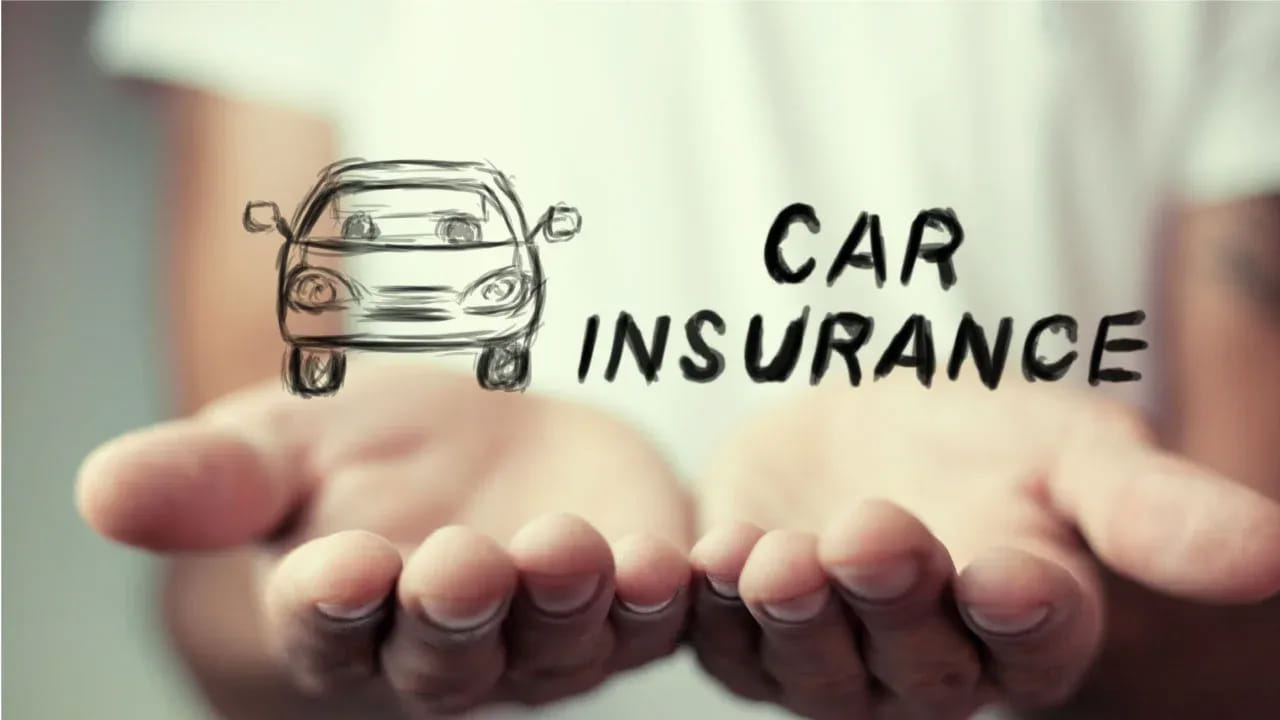 ఎక్కడికైనా వెళ్లాలంటే బైక్ అనేది తప్పనిసరిగా మారింది. దూరపు ప్రాంతాలకు వెళ్లాలంటే కారు ప్రయాణం సౌకర్యవంతంగా ఉంటుంది. కారులో లగ్జరీ ప్రయాణంతో పాటు పొల్యూషన్ నుంచి తప్పుకోవచ్చు.  మార్కెట్లో తక్కువ ధరకే బైక్‌లు, కార్లు లభిస్తుండటంతో సామాన్యులు కూడా కొనుగోలు చేస్తున్నారు. ఇక బైక్ లేదా కారు కలిగి ఉన్నవారు ఇన్యూరెన్స్   తీసుకోవడం అనేది చాలా అవసరం. రోడ్డు ప్రమాదాలు ఎక్కువగా జరుగుతున్న క్రమంలో ఇన్యూరెన్స్ మీ వెహికల్‌కు రక్షణ కవచంగా ఉంటుంది.
