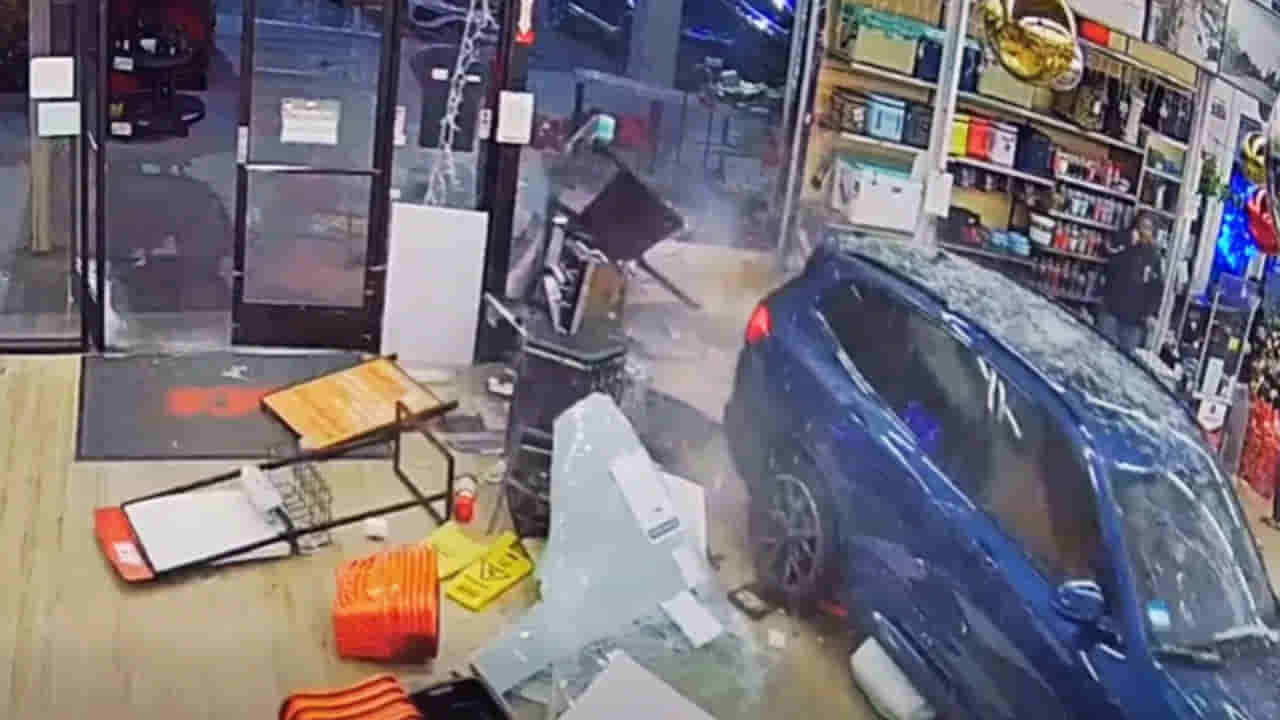 Viral Video: షాకింగ్ సీన్..దుకాణంలోకి దూసుకెళ్లిన కారు... ఆ తర్వాత ఏం జరిగిందో మీరే చూడండి!