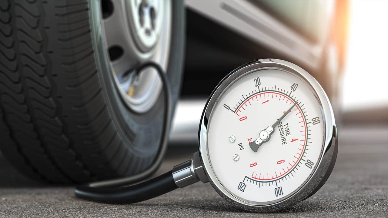 టైర్లలో తక్కువ గాలి పీడనం కూడా సమస్య: టైర్లలో గాలి పీడనం తక్కువగా ఉండటం వల్ల అనేక సమస్యలు తలెత్తుతాయి. వాహనం సగటు మైలేజీ తగ్గుతుంది. టైర్లలో గాలి పీడనం తక్కువగా ఉన్నప్పటికీ ప్రజలు తరచుగా ఈ వాస్తవాన్ని విస్మరిస్తూ డ్రైవింగ్ చేస్తూనే ఉంటారు. టైర్లలో గాలి తక్కువగా ఉన్నప్పుడు రోడ్డుతో టైర్ కాంటాక్ట్ ఏరియా పెరుగుతుంది. దీని కారణంగా వాహనం ముందుకు కదలడానికి ఎక్కువ శక్తిని ప్రయోగించాల్సి ఉంటుంది. దీనిని రోలింగ్ రెసిస్టెన్స్ అంటారు. రోలింగ్ రెసిస్టెన్స్ పెరగడం వల్ల, ఇంజిన్పై ఎక్కువ ఒత్తిడి ఉంటుంది. ఇంధన వినియోగం పెరుగుతుంది. అటువంటి పరిస్థితిలో మీరు మీ కార్లలో టైర్ ఎయిర్ ప్రెజర్ను క్రమం తప్పకుండా తనిఖీ చేయడం ముఖ్యం. ఇప్పుడు, టైర్ ప్రెజర్ మానిటరింగ్ సిస్టమ్ (TPMS) చాలా వాహనాల్లో అందుబాటులో ఉంది.