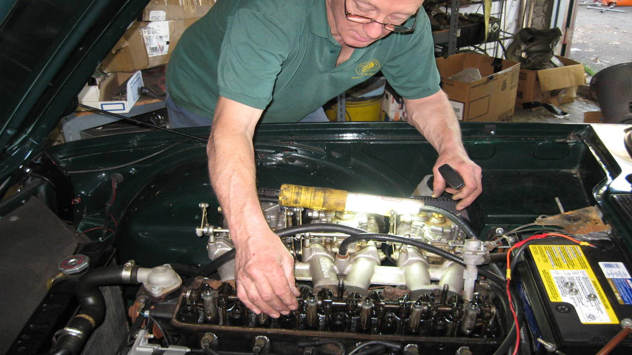 పాత ఇంజిన్ ఆయిల్: కారులోని ఇంజిన్ ఆయిల్, ఎయిర్ ఫిల్టర్ పాతబడిపోతే, అది మైలేజీని ప్రభావితం చేస్తుంది. ఇంజిన్ ఆయిల్ పని ఇంజిన్ భాగాలను లూబ్రికేట్ చేయడం, వాటి మధ్య ఘర్షణను తగ్గించడం. కాలక్రమేణా ఇంజిన్ ఆయిల్ దాని లూబ్రికేషన్ను కోల్పోయి మురికిగా మారుతుంది. ఇది ఇంజిన్ భాగాల మధ్య ఘర్షణను పెంచుతుంది. ఇంజిన్ మరింత కష్టపడి పనిచేయడానికి బలవంతం చేస్తుంది. అందువల్ల ఇంజిన్ ఆయిల్ను సకాలంలో మార్చడం ముఖ్యం.