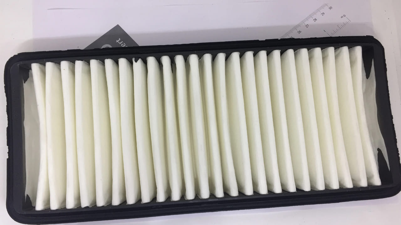 మురికి ఎయిర్ ఫిల్టర్ కారణంగా: మురికి ఎయిర్ ఫిల్టర్ మైలేజీని కూడా ప్రభావితం చేస్తుంది. ఎయిర్ ఫిల్టర్ మురికిగా లేదా మూసుకుపోయినప్పుడు, ఇంజిన్ తగినంత స్వచ్ఛమైన గాలిని అందుకోదు. దీనికి పరిహారంగా ఇంజిన్ ఎక్కువ ఇంధనాన్ని వినియోగిస్తుంది. ఇది మైలేజీని తగ్గించడమే కాకుండా ఇంజిన్ పనితీరును దెబ్బతీస్తుంది. కాలుష్యాన్ని పెంచుతుంది. అందువల్ల, సర్వీస్ సమయంలో ఎయిర్ ఫిల్టర్ను ఎల్లప్పుడూ తనిఖీ చేయండి. అవసరమైతే భర్తీ చేయండి.