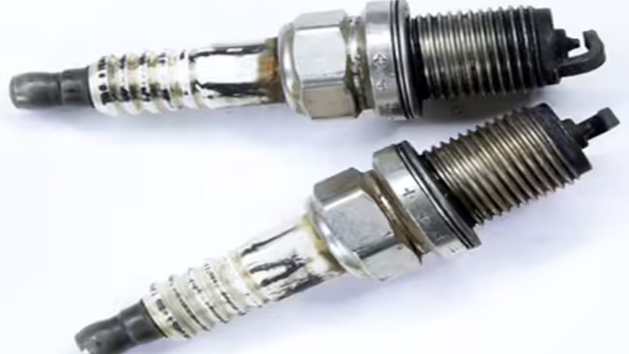 స్పార్క్ ప్లగ్ వైఫల్యం కూడా ప్రభావితం చేస్తుంది: కారు నడిపినప్పుడు, దాని భాగాలు కాలక్రమేణా అరిగిపోతాయి. కారు సగటు తగ్గడానికి ప్రధాన కారణం స్పార్క్ ప్లగ్లోని లోపం. స్పార్క్ ప్లగ్ పని ఇంజిన్ సిలిండర్లోని ఇంధనం, గాలి మిశ్రమాన్ని మండించడం. స్పార్క్ ప్లగ్లు పాతబడినప్పుడు లేదా దెబ్బతిన్నప్పుడు, అవి సరైన సమయంలో, తగినంత పరిమాణంలో స్పార్క్ను ఉత్పత్తి చేయలేవు. ఇది ఇంజిన్ సామర్థ్యాన్ని తగ్గిస్తుంది. మైలేజీని తీవ్రంగా ప్రభావితం చేస్తుంది. అటువంటి పరిస్థితిలో సర్వీస్ సమయంలో స్పార్క్ ప్లగ్లను తనిఖీ చేయడం, వాటిని క్రమం తప్పకుండా మార్చడం చాలా ముఖ్యం